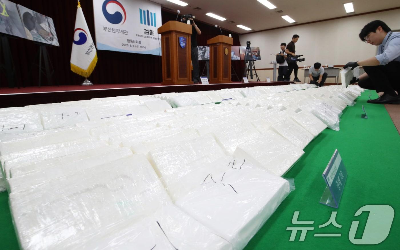 본문 이미지 - 6일 부산 연제구 부산지방검찰청 중회의실에서 열린 부산항 역대 최대 규모 마약류 밀수입 사건 수사 결과 합동 브리핑에서 시가 3000억 원 상당의 코카인 600㎏이 공개되고 있다. 2025.8.6 ⓒ 뉴스1 윤일지 기자