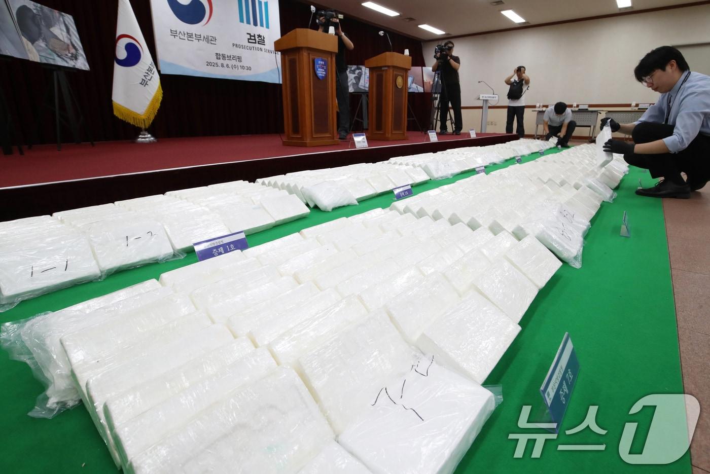 지난달 6일 부산 연제구 부산지방검찰청 중회의실에서 열린 부산항 역대 최대 규모 마약류 밀수입 사건 수사 결과 합동 브리핑에서 시가 3000억 원 상당의 코카인 600㎏이 공개된 모습. 2025.8.6/뉴스1 ⓒ News1 윤일지 기자
