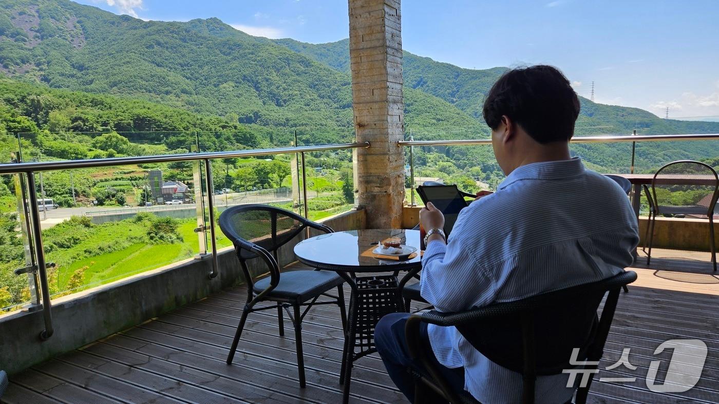 대구 달성군이 운영하는 워케이션 프로그램에 참여한 학부모가 자녀를 체험학습에 보낸 후 한가로이 여가 시간을 보내고 있다.&#40;대구 달성군 제공.재판매 및 DB 금지&#41;