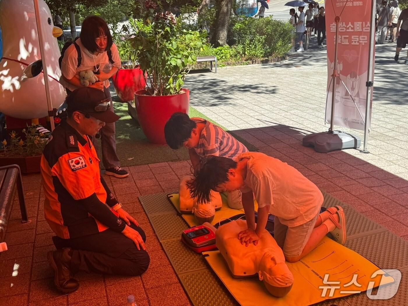 본문 이미지 - 응급처치 교육을 실시하고 있는 어린이들. &#40;부산관광공사 제공. 재판매 및 DB 금지&#41;