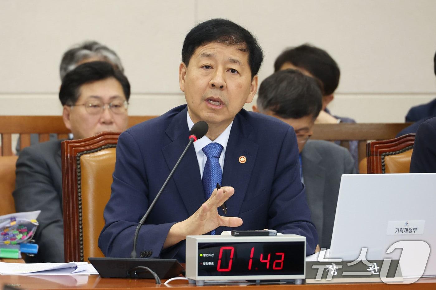 구윤철 경제부총리 겸 기획재정부 장관이 6일 오전 서울 여의도 국회에서 열린 기획재정위원회 전체회의에 출석해 한미 관세 협상과 관련한 의원 질의에 답하고 있다. 2025.8.6/뉴스1 ⓒ News1 이광호 기자