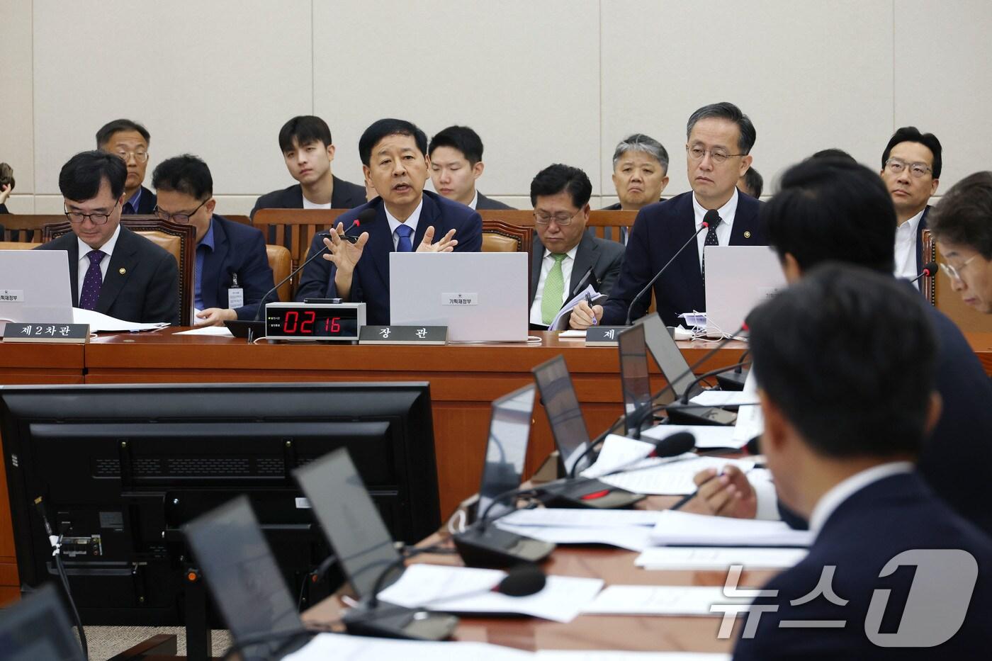 구윤철 경제부총리 겸 기획재정부 장관이 6일 오전 서울 여의도 국회에서 열린 기획재정위원회 전체회의에 출석해 한미 관세 협상과 관련한 의원 질의에 답하고 있다. 2025.8.6/뉴스1 ⓒ News1 이광호 기자