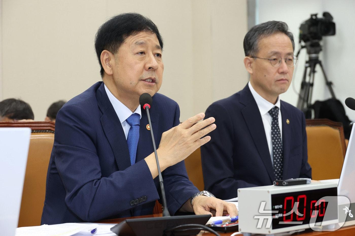 구윤철 경제부총리 겸 기획재정부 장관이 6일 오전 서울 여의도 국회에서 열린 기획재정위원회 전체회의에 출석해 한미 관세 협상과 관련한 의원 질의에 답하고 있다. 2025.8.6/뉴스1 ⓒ News1 이광호 기자
