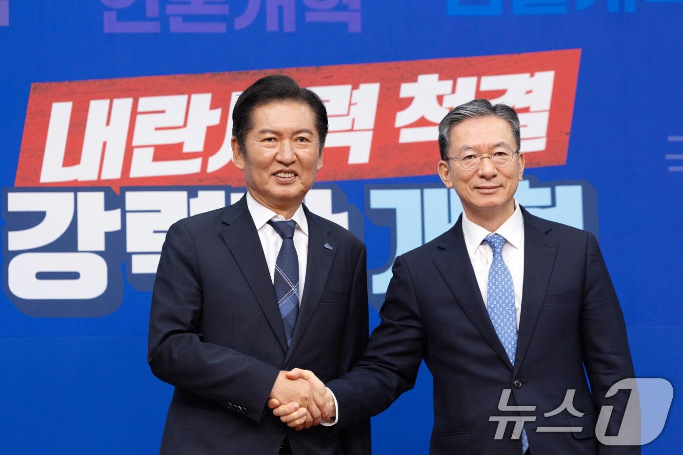 정청래 더불어민주당 대표가 6일 서울 여의도 국회 당대표 회의실에서 정성호 법무부 장관을 접견하고 있다. 2025.8.6/뉴스1 ⓒ News1 이승배 기자