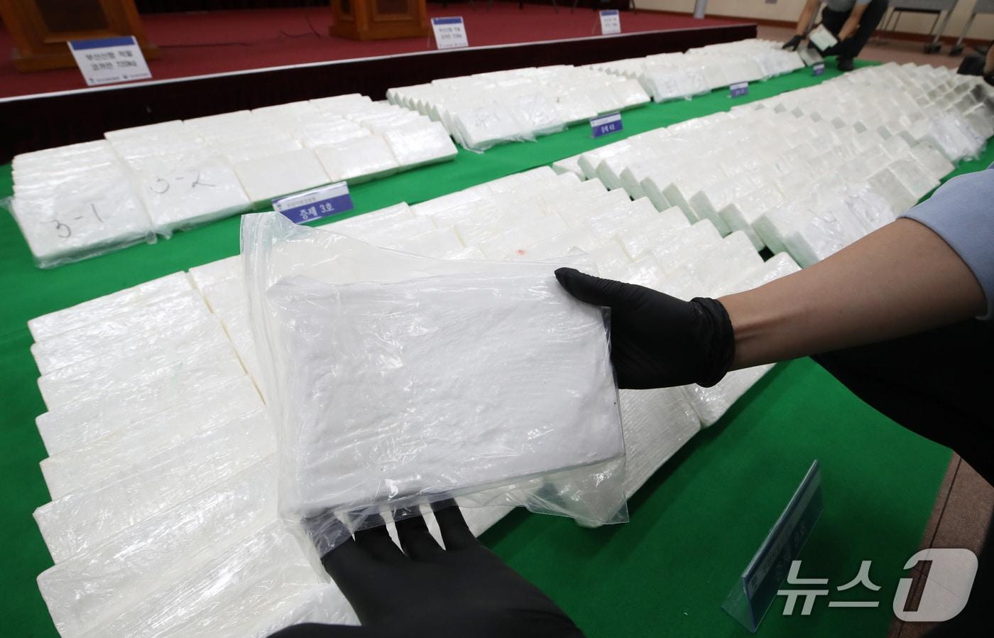 6일 부산 연제구 부산지방검찰청 중회의실에서 열린 부산항 역대 최대 규모 마약류 밀수입 사건 수사 결과 합동 브리핑에서 시가 3000억 원 상당의 코카인 600㎏이 공개되고 있다. 2025.8.6/뉴스1 ⓒ News1 윤일지 기자
