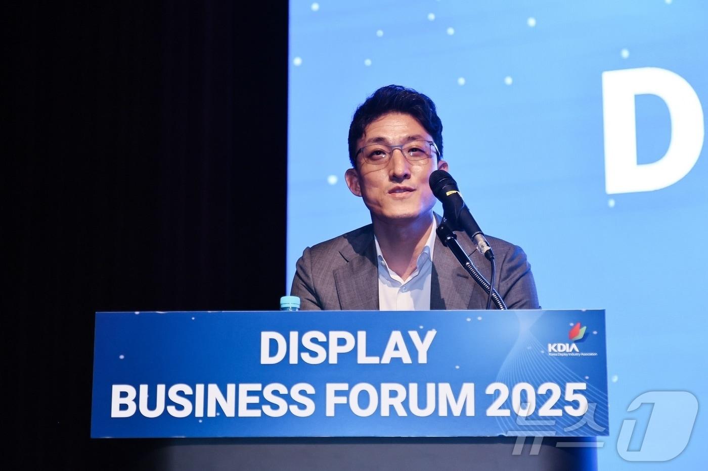 황상근 LG디스플레이 상무가 6일 서울 코엑스에서 열린 2025 디스플레이 비즈니스 포럼에서 기조 연설을 하고 있다. (LG디스플레이 제공,재판매 및 DB 금지)2025.8.6/뉴스1 ⓒ News1 최동현 기자