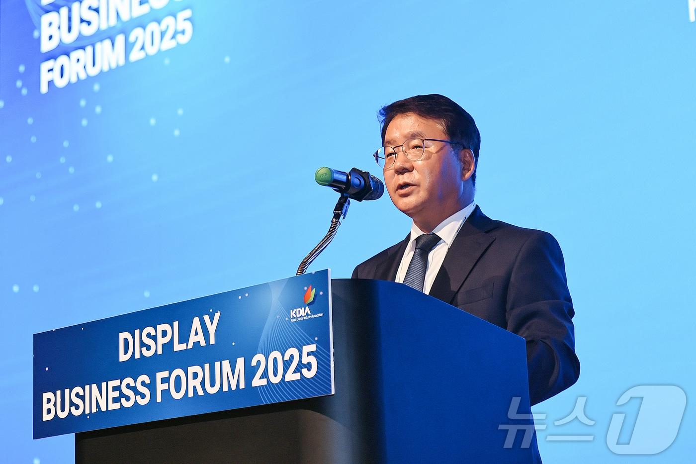 본문 이미지 - 이승우 한국디스플레이산업협회 부회장이 서울 코엑스에서 열린 2025 디스플레이 비즈니스 포럼에서 개회사를 하고 있다.(한국디스플레이산업협회 제공, 재판매 및 DB 금지)2025.8.6 ⓒ 뉴스1 최동현 기자