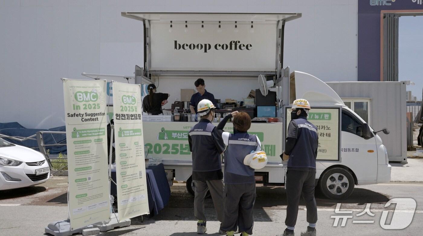 근로자들이 부산도시공사가 마련한 '찾아가는 안전카페'를 이용하고 있다.(부산도시공사 제공. 재판매 및 DB금지).