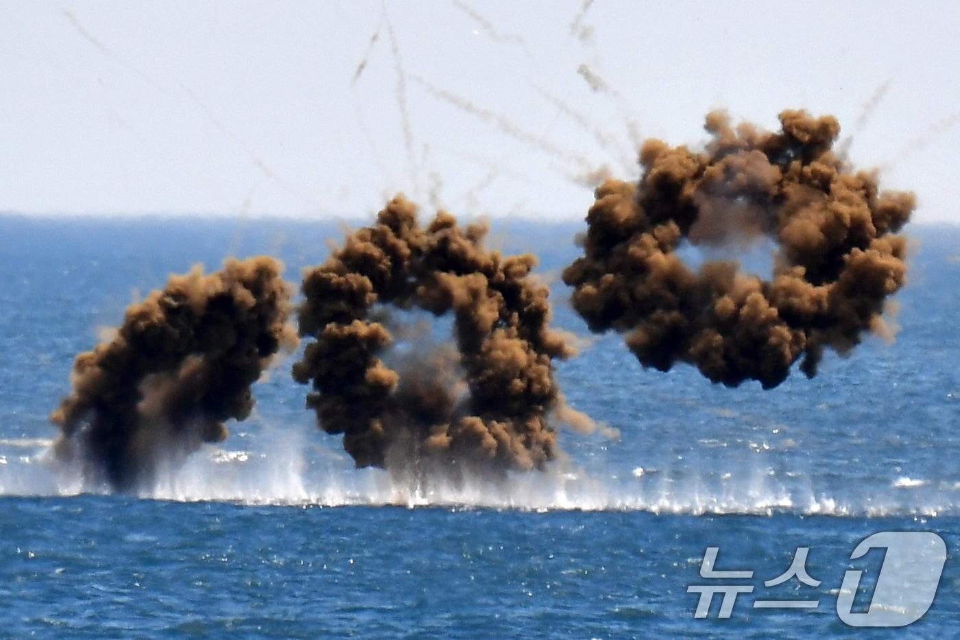 6일 경북 포항시 북구 송라면 해안에서 실시된 2025 한미 해병대 상륙훈련에서 한국형상륙돌격장갑차&#40;KAAV&#41;부대가 연막탄을 쏘며 해안으로 돌격하고 있다. 2025.8.6/뉴스1 ⓒ News1 최창호 기자