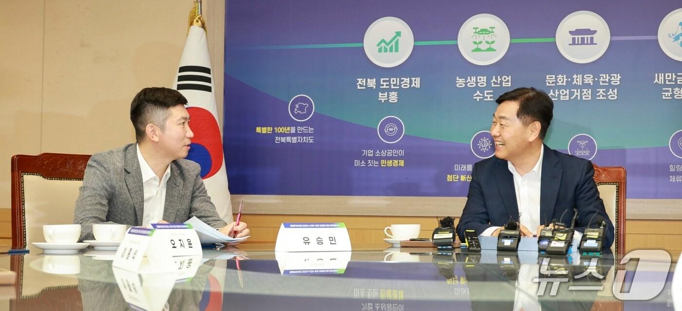 6일 전북도청에서 '올림픽데이런 2025 in 전주'의 성공적 개최를 위한 상호협력 업무협약식이 개최된 가운데 김관영 도지사와 유승민 대한체육회장(왼쪽)이 대화를 나누고 있다. (전북도 제공. 재판매 및 DB금지)/뉴스1 