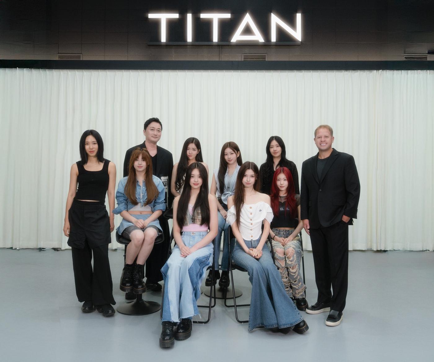 본문 이미지 - 타이탄 콘텐츠 앳하트(앞줄), 리아킴 CPO, 한세민 COB, 강정아 CEO, 돔 로드리게즈 CBO(뒷줄 왼쪽부터, 이탄 콘텐츠 제공)