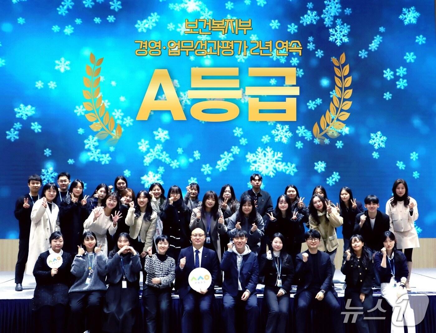 본문 이미지 - 전북특별자치도사회서비스원이 보건복지부 주관 '2025년 시·도 사회서비스원 경영 및 업무성과 평가'에서 2년 연속 ‘A등급’을 획득한 가운데 서양열 원장을 비롯한 서비스원 직원들이 기념 촬영을 하고 있다.(전북사회서비스원 제공. 재판매 및 DB금지)/뉴스1