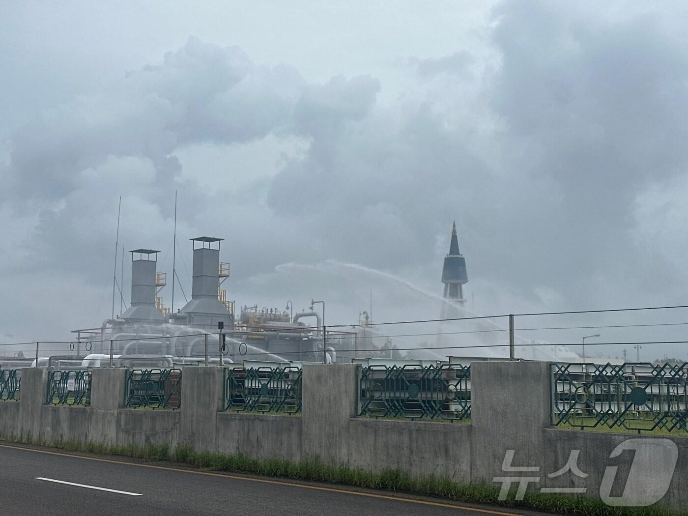 본문 이미지 - 6일 낮 12시 35분쯤 인천 연수구 송도동 신항 E1가스기지에서 LP가스가 누출됐다는 119 신고가 접수됐다.(인천소방본부 제공. 재배포 및 DB금지)2025.8.6/뉴스1 ⓒ News1 박소영 기자