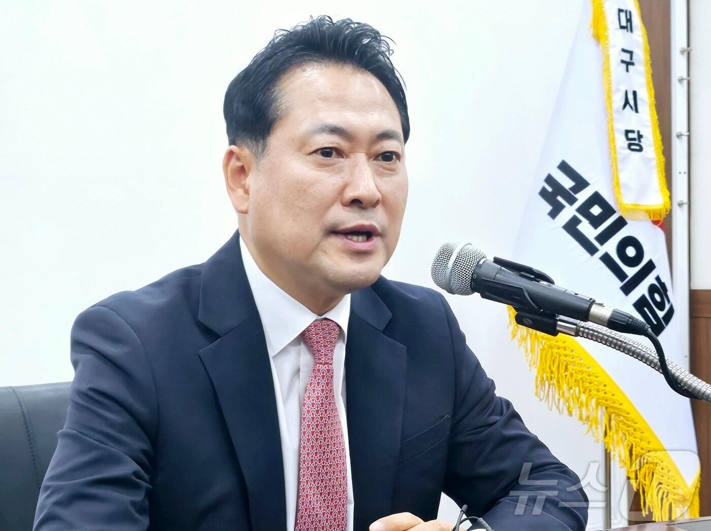 본문 이미지 - 8·22 국민의힘 전당대회 당권에 도전하는 장동혁 국회의원(충남 보령시·서천군)이 6일 오후 대구 수성구 범어동 국민의힘 대구시당 회의실에서 기자들과 만나 질문에 답변하고 있다. 2025.8.6/뉴스1 ⓒ News1 남승렬 기자