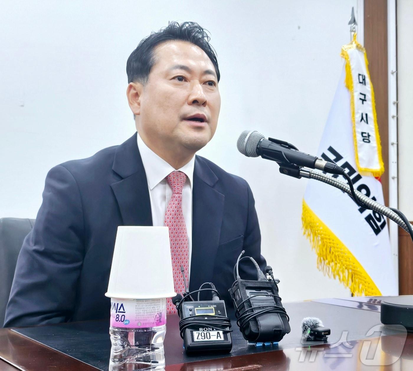 본문 이미지 - 8·22 국민의힘 전당대회 당권에 도전하는 장동혁 국회의원(충남 보령시·서천군)이 6일 오후 대구 수성구 범어동 국민의힘 대구시당 회의실에서 기자들과 만나 질문에 답변하고 있다. 2025.8.6/뉴스1 ⓒ News1 남승렬 기자