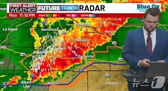 본문 이미지 - 미네소타주 로체스터 지역방송(KTTC)의 수석 기상캐스터인 닉 얀센은 생방송 중 휴대전화를 사용해 논란이 되고 있다. (사진 KTTC 방송 화면 캡쳐)