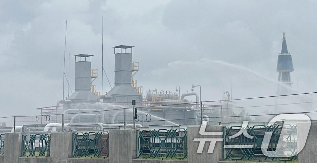 본문 이미지 - 6일 낮 12시 35분쯤 인천 연수구 송도동 신항 E1가스기지에서 LP가스가 누출됐다는 119 신고가 접수됐다.(인천소방본부 제공. 재배포 및 DB금지)2025.8.6/뉴스1 ⓒ News1 박소영 기자