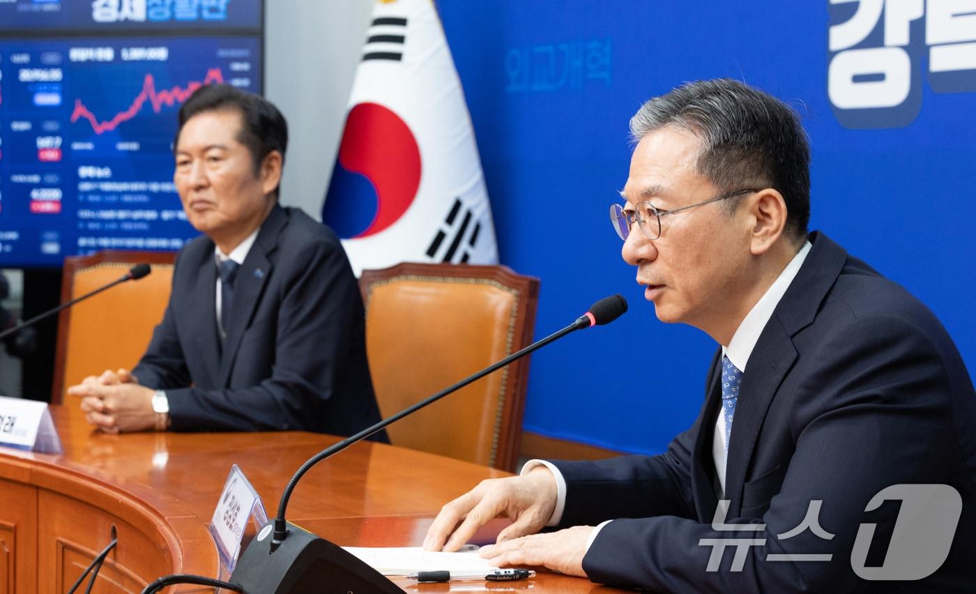 본문 이미지 - 정성호 법무부 장관이 지난해 8월 6일 서울 여의도 국회 더불어민주당 당대표 회의실에서 정청래 대표를 예방하며 발언하고 있다. 2025.8.6 ⓒ 뉴스1 이승배 기자