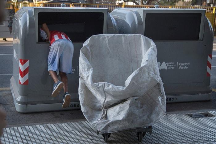본문 이미지 - 부에노스아이레스에서 쓰레기통을 뒤지는 한 남성.(사진출처 : Noticias Argentinas)