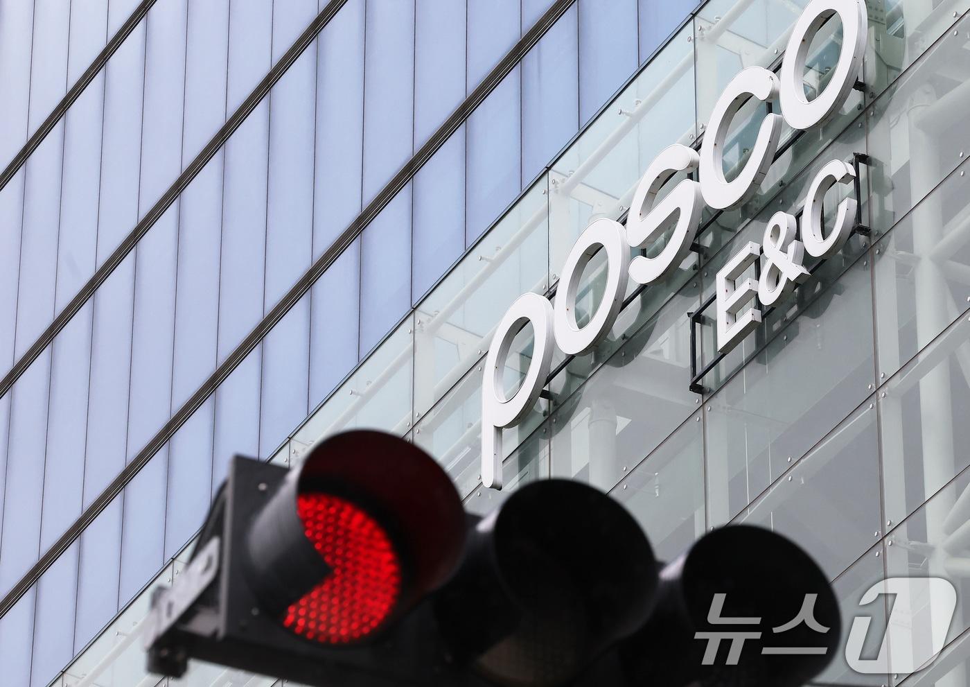 인천 연수구 송도국제도시에 위치한 포스코이앤씨 송도사옥 앞 신호등에 빨간불이 켜져 있다. /뉴스1 ⓒ News1 장수영 기자