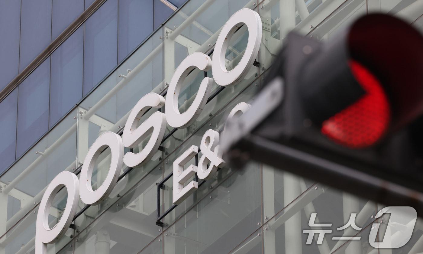 6일 인천 연수구 송도국제도시에 위치한 포스코이앤씨 송도사옥 앞 신호등에 빨간불이 켜져 있다. 2025.8.6/뉴스1 ⓒ News1 장수영 기자