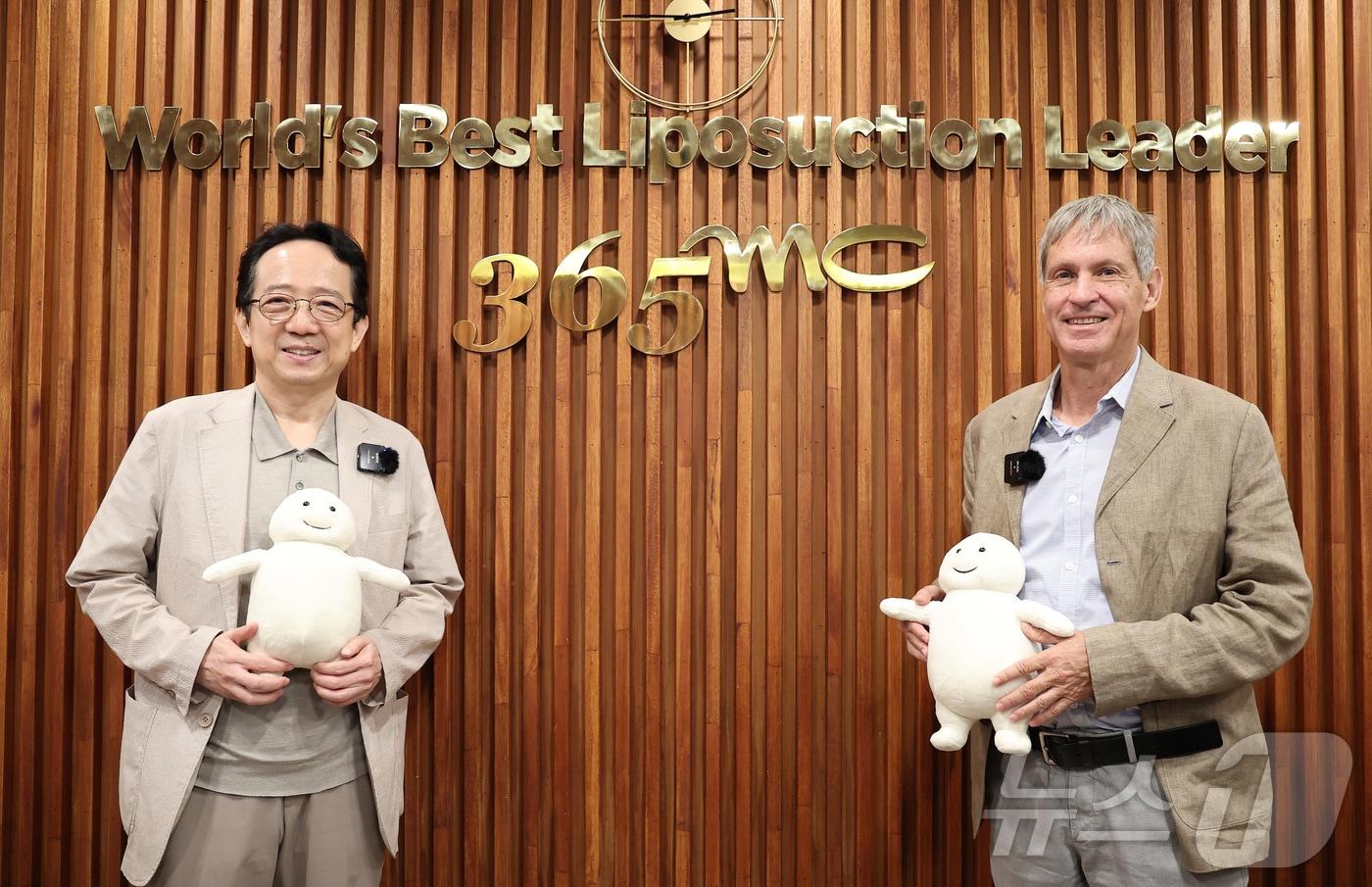 김남철 365mc 대표이사와 알론 블루멘펠드 라지엘 테라퓨틱스 대표이사가 6일 서울 강남구 신사동 365mc의원 강남본점에서 열린 뉴스1과의 인터뷰에 앞서 포즈를 취하고 있다. ⓒ News1 김성진 기자