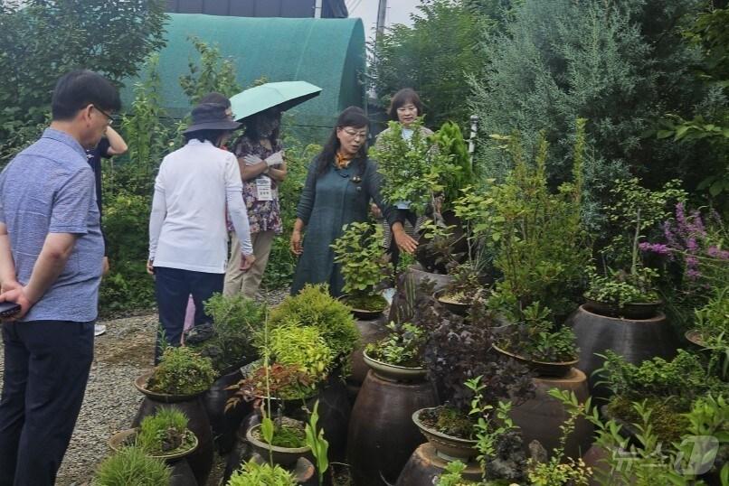 본문 이미지 - 경북농업기술원이 교원을 대상으로 ‘농촌체험 직무연수’를 실시하고 있다.&#40;경북도농업기술원 제공, 재판매 및 DB 금지&#41;ⓒ News1 김대벽기자