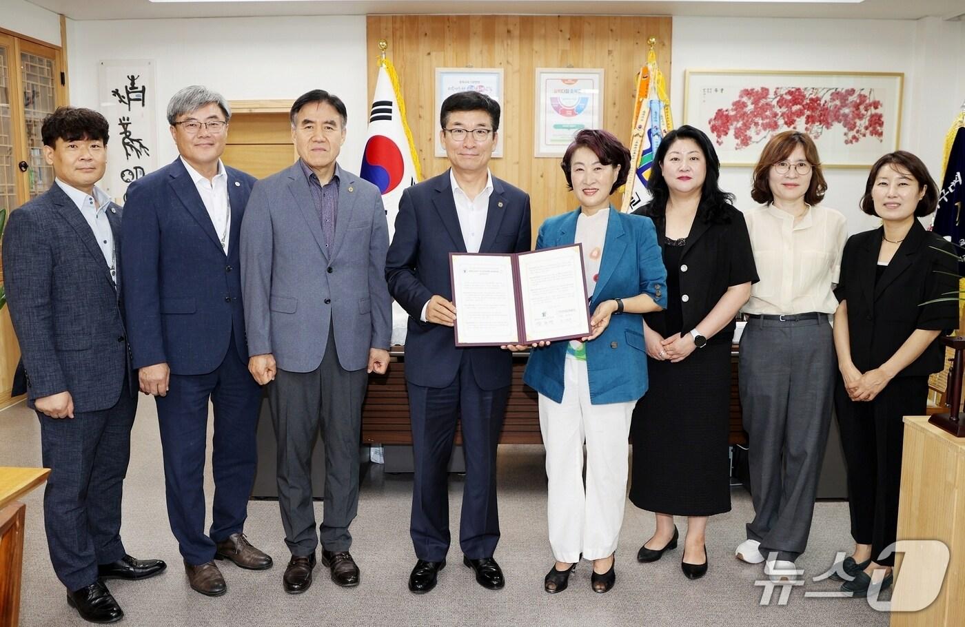 충북교육청과 인구보건복지충북세종지회가 6일 충북교육청에서 지역사회 기반의 건강한 사회 구현과 교직원 건강증진 업무협약을 했다.(충북교육청 제공, 재판매 및 DB금지)/뉴스1