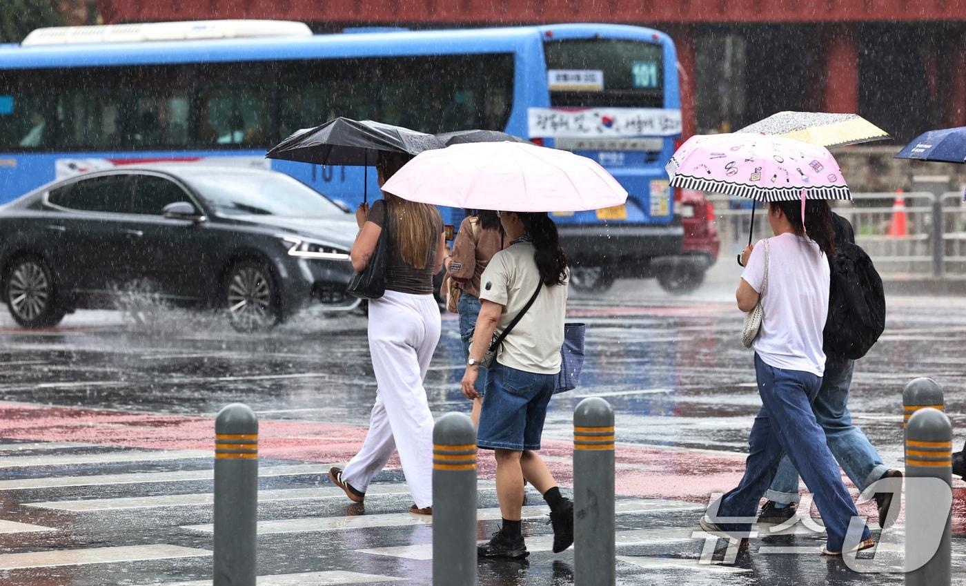 지난 6일 오후 서울 종로 거리에서 우산을 쓴 시민들이 비를 피해 걷고 있다. 2025.8.6/뉴스1 ⓒ News1 구윤성 기자