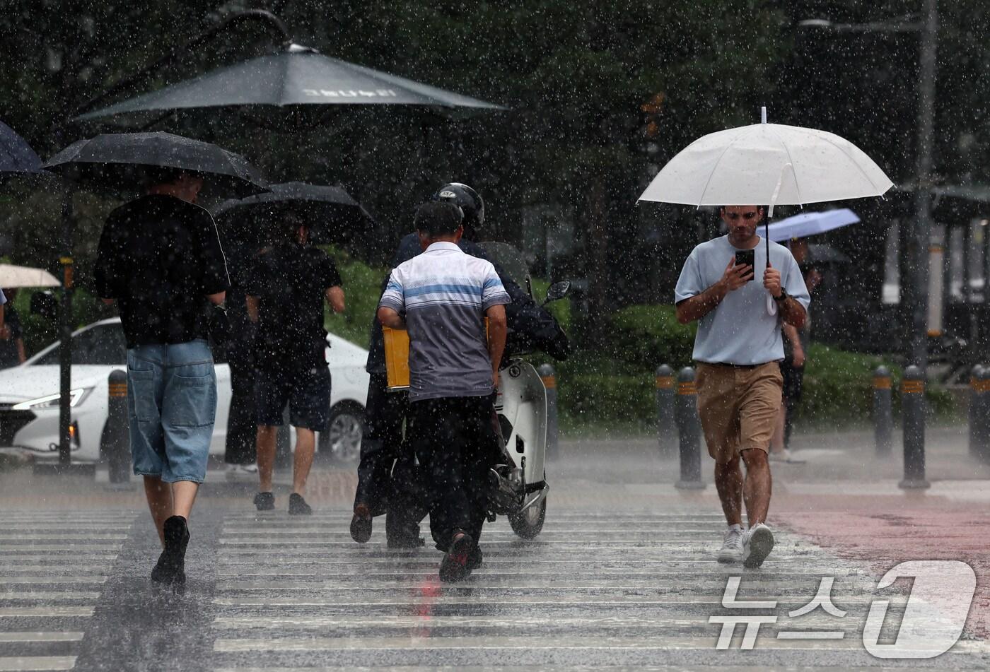 서울 종로 거리에서 우산을 쓴 시민들이 비를 피해 걷고 있다. 2025.8.6/뉴스1 ⓒ News1 구윤성 기자