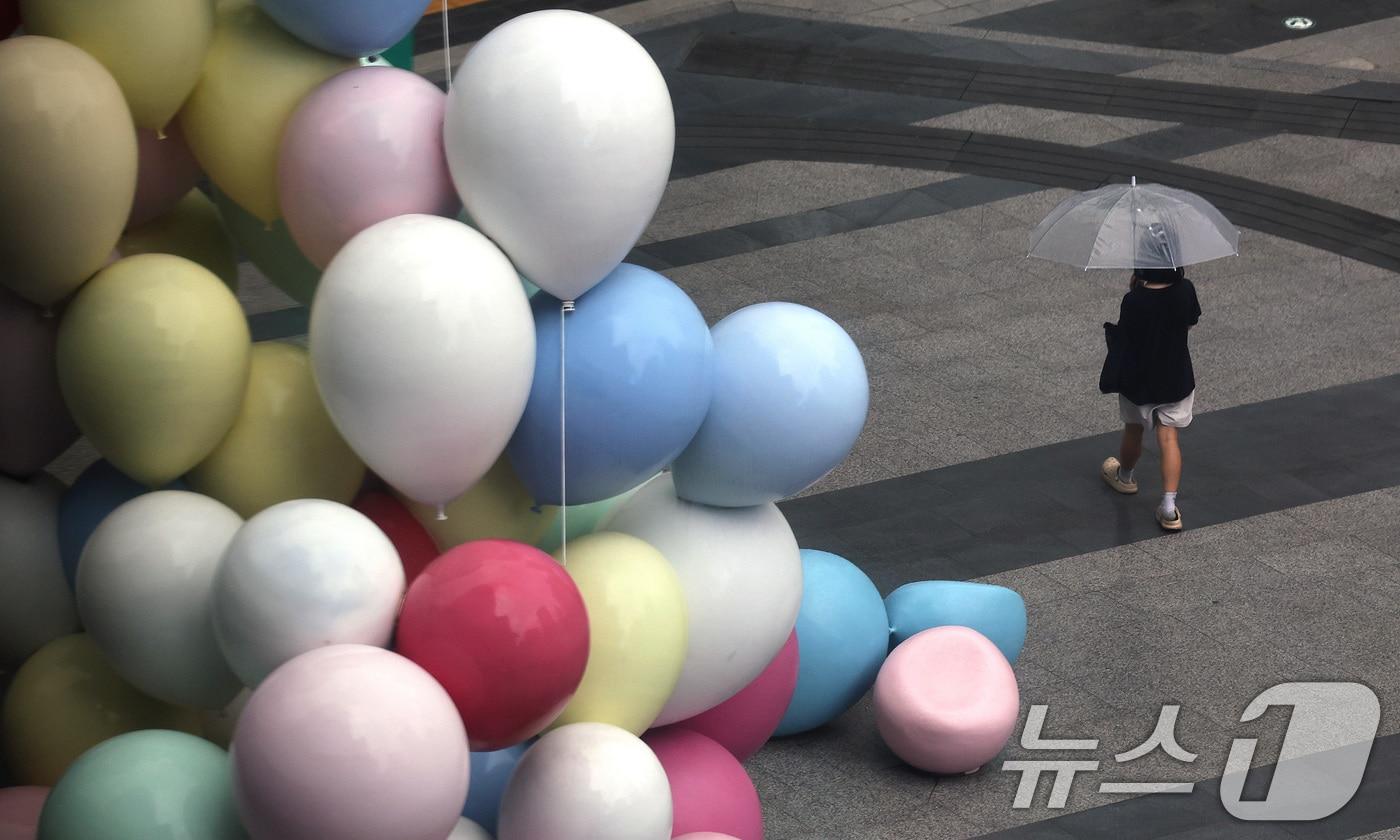 서울 등 수도권과 충청지역에 호우 예비특보가 내려진 6일 오후 서울 을지로 거리에서 우산을 쓴 시민이 비를 피해 걷고 있다. 2025.8.6/뉴스1 ⓒ News1 구윤성 기자