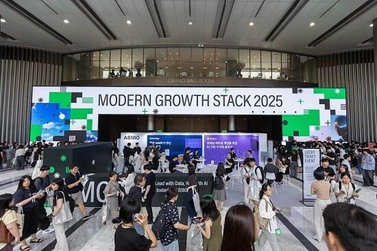 본문 이미지 - 에이비일팔공은 5일 서울 코엑스에서 'MGS 2025'를 개최했다. '데이터로 리드하고, AI로 승리하라'를 주제로 38개 강연과 함께 참가 기업의 비전과 솔루션을 소개하는 스폰서부스, 에어브릿지, 앰플리튜드, 브레이즈 활용법을 배울 수 있는 핸즈온 랩 등 다양한 부대 행사도 진행됐다. / 사진=에이비일팔공 제공