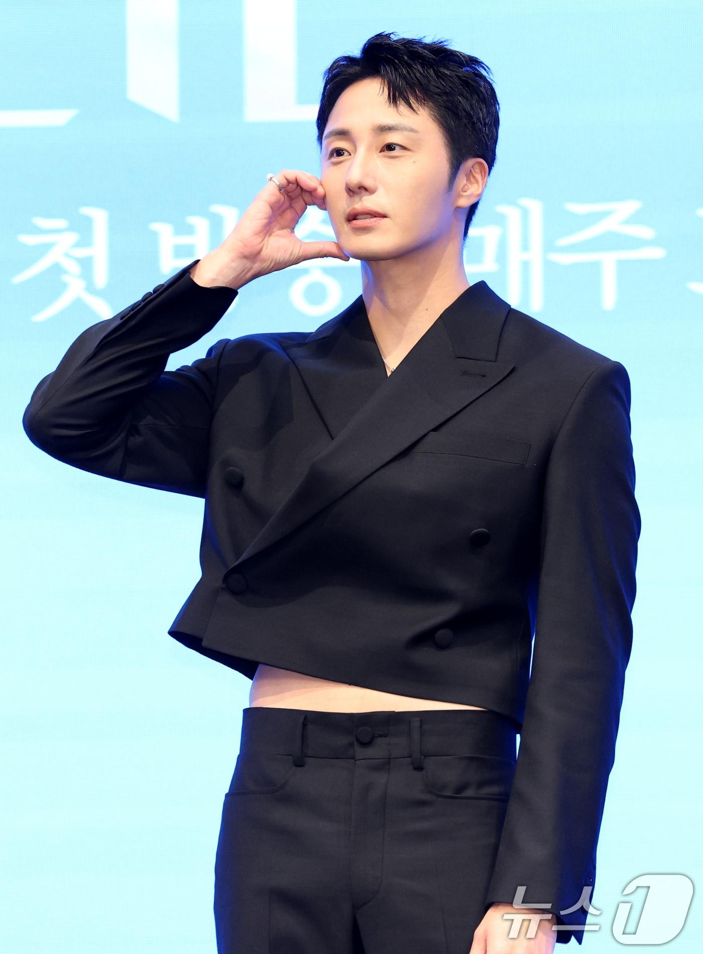 본문 이미지 - 배우 정일우가 6일 서울 구로구 더세인트에서 열린 KBS 2TV 새 주말드라마 '화려한 날들'(극본 소현경/ 연출 김형석) 제작발표회에 참석해 포즈를 취하고 있다. ‘화려한 날들’은 지금이든, 과거에서든, 앞으로든, 각기 다른 의미로 만나게 되는 화려한 날들에 대한 세대 공감 가족 멜로 이야기다. 2025.8.6/뉴스1 ⓒ News1 권현진 기자