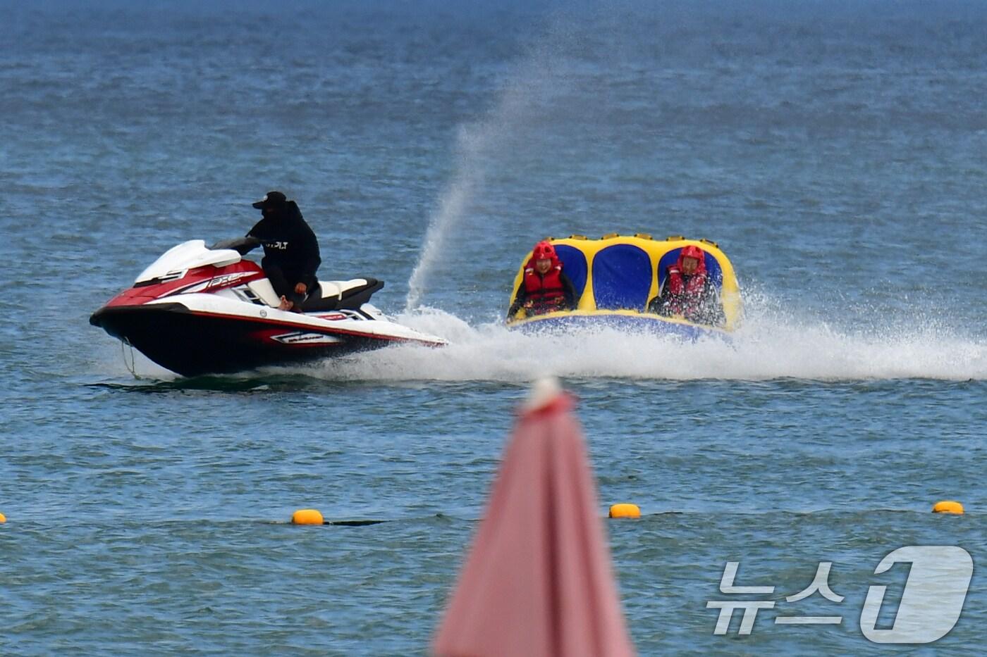 6일 오후 경북 포항시 북구 월포해수욕장에서 피서객들이 물놀이 기구를 타고 더위를 잊고 있다. 2025.8.6/뉴스1 ⓒ News1 최창호 기자