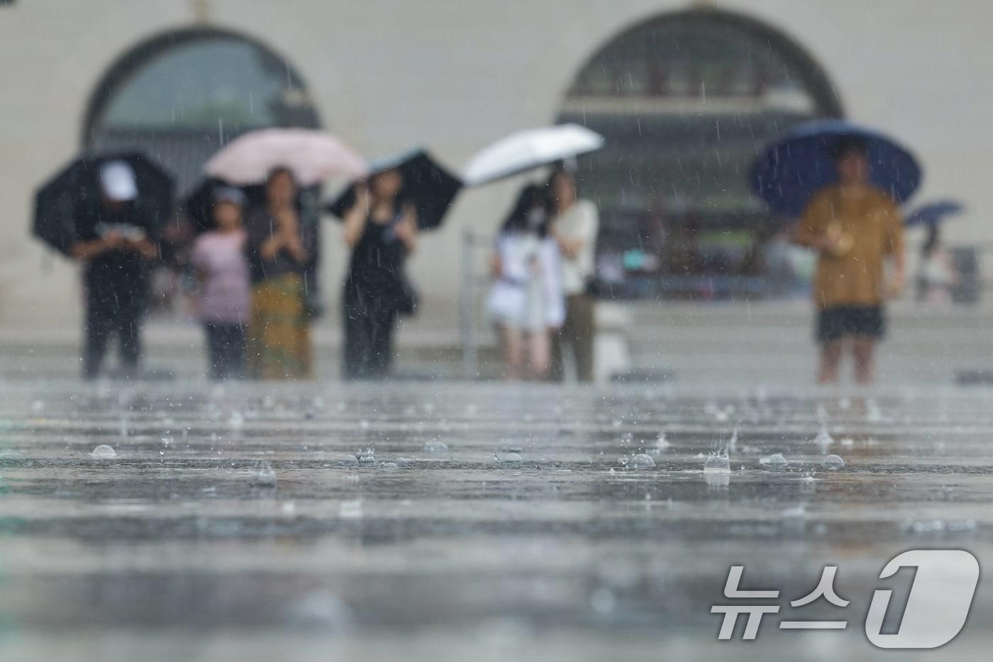 전국 곳곳에 호우 특보가 내려진 서울에 6일 오후 서울 경복궁에서 외국인 관광객들이 비를 피하고 있다. 기상청은 비구름이 오늘 전국으로 확산하고 밤에는 남부 지방에 비를 뿌릴 것으로 예보했다. 2025.8.6/뉴스1 ⓒ News1 신웅수 기자