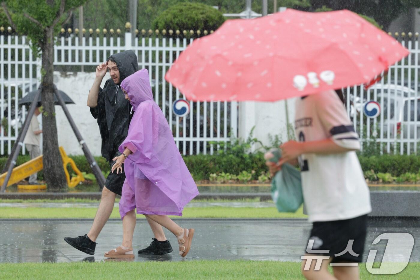  6일 오후 서울 광화문광장에서 외국인 관광객들이 비를 피하고 있다.  2025.8.6/뉴스1 ⓒ News1 신웅수 기자