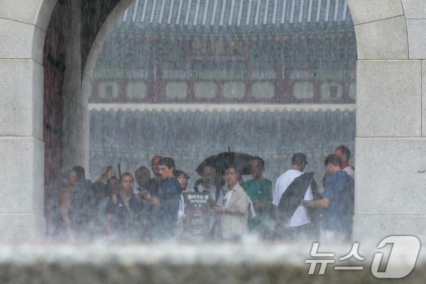 서울 경복궁에서 외국인 관광객들이 비를 피하고 있다.  &#40;자료사진&#41; 뉴스1 ⓒ News1 신웅수 기자