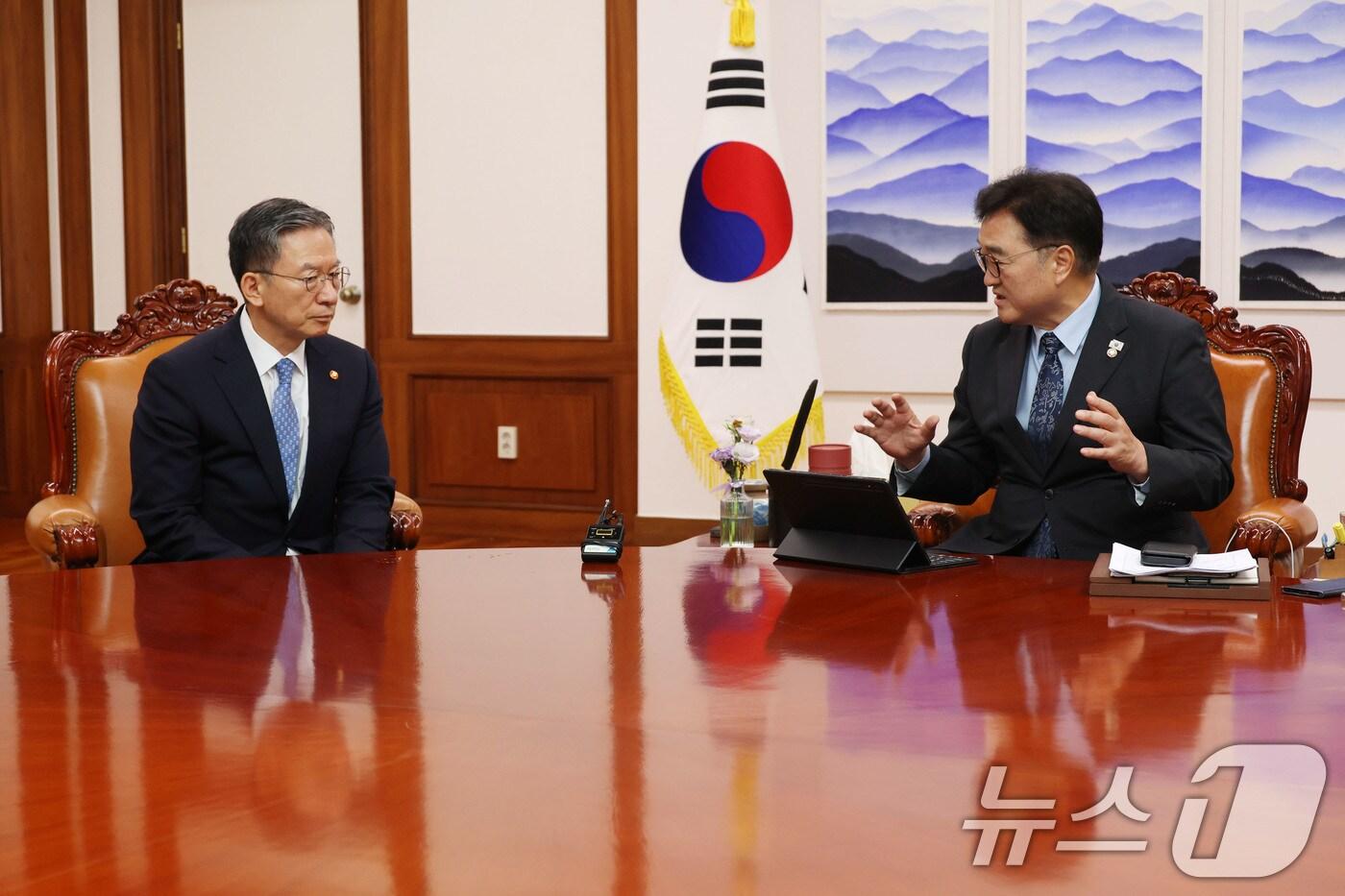 우원식 국회의장이 6일 오후 서울 여의도 국회 의장집무실에서 정성호 법무부 장관을 접견, 환담하고 있다. 2025.8.6/뉴스1 ⓒ News1 이광호 기자