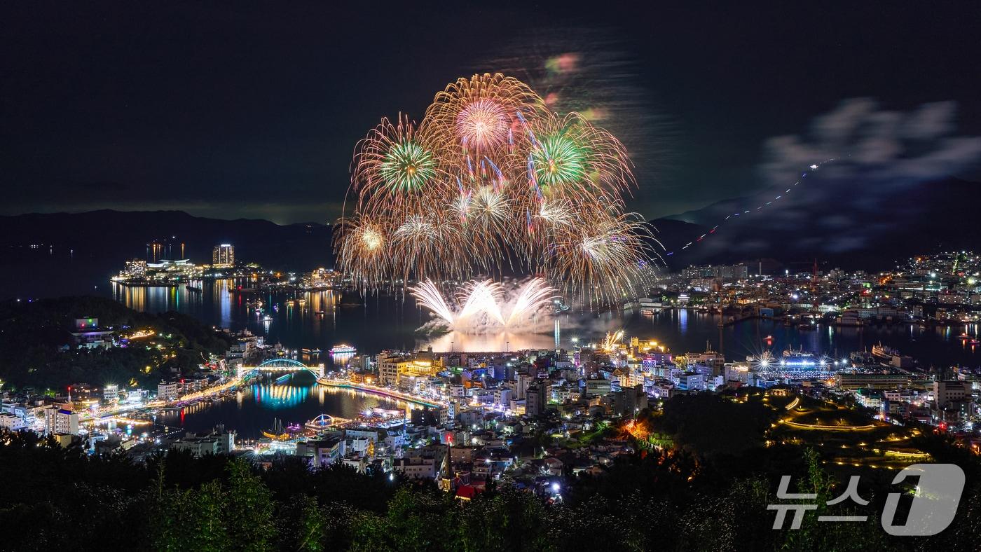 제63회 통영한산대첩축제 투나잇 통영 불꽃쇼.&#40;통영시 제공. 재판매 및 DB금지&#41;