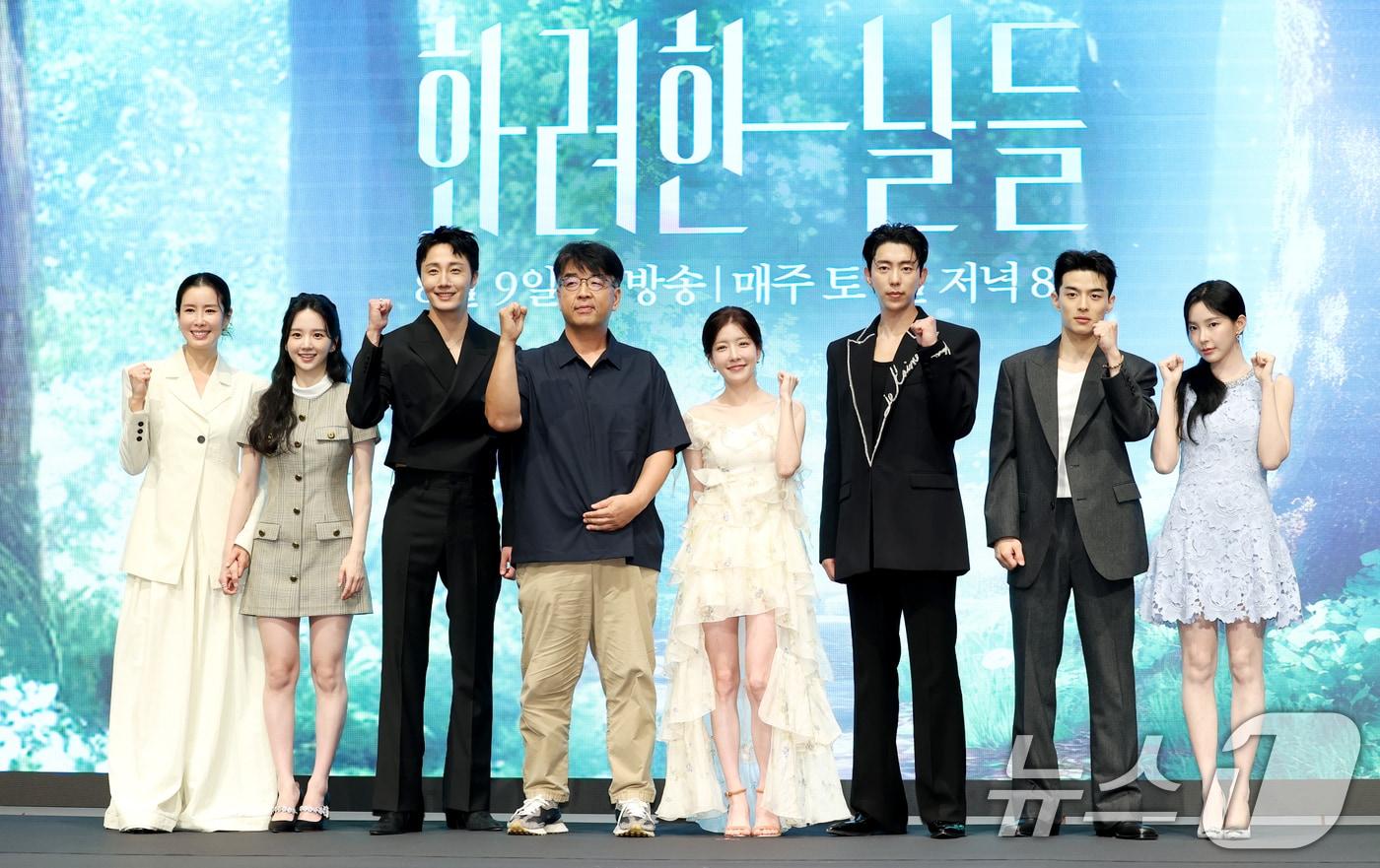 배우 이태란(왼쪽부터)과 박정연, 정일우, 김형석 PD, 정인선, 윤현민, 손상연, 신수현이 6일 서울 구로구 더세인트에서 열린 KBS 2TV 새 주말드라마 '화려한 날들'(극본 소현경/ 연출 김형석) 제작발표회에 참석해 포즈를 취하고 있다. ‘화려한 날들’은 지금이든, 과거에서든, 앞으로든, 각기 다른 의미로 만나게 되는 화려한 날들에 대한 세대 공감 가족 멜로 이야기다. 2025.8.6/뉴스1 ⓒ News1 권현진 기자