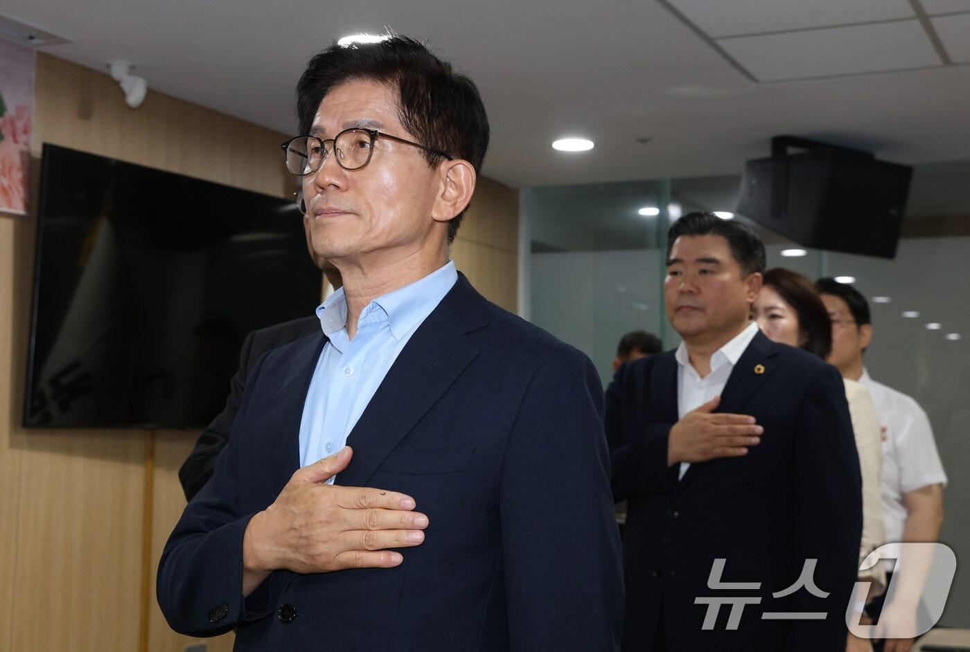 김문수 국민의힘 당대표 후보가 6일 오후 경기 수원시 영통구 경기도의회 중회의실에서 열린 당대표 후보 초청 간담회에 참석해 국기에 대한 경례를 하고 있다. 2025.8.6/뉴스1 ⓒ News1 김영운 기자