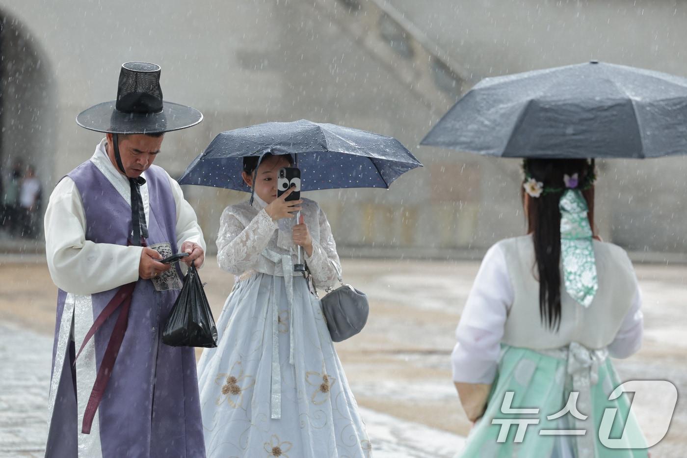 서울 경복궁을 찾은 외국인 관광객들의 모습. 2025.8.6/뉴스1 ⓒ News1 신웅수 기자