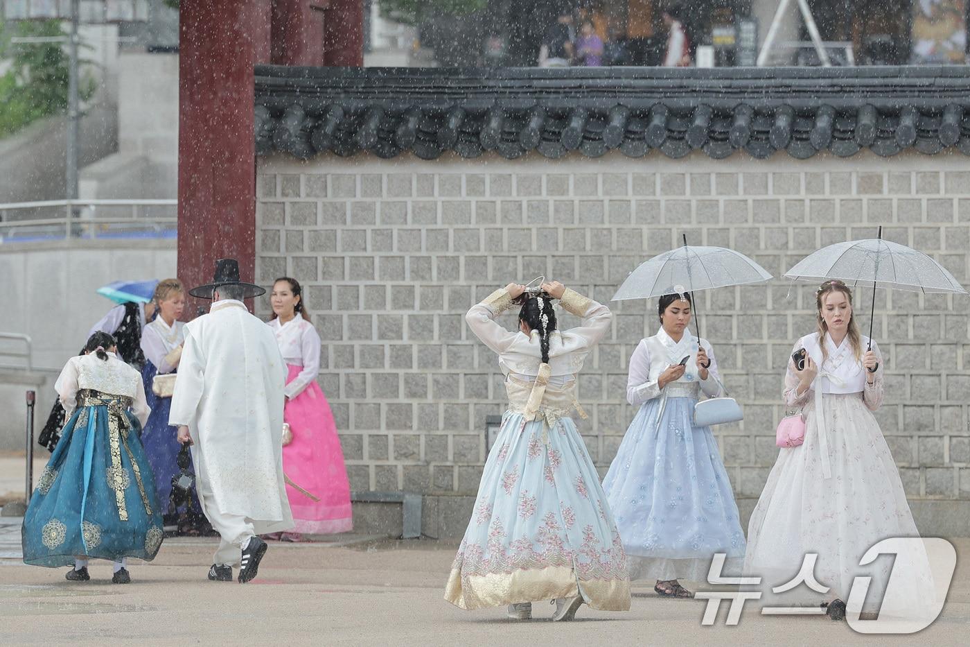 중국 단체 관광객 대상 무비자 입국이 오는 9월 말부터 2026년 6월까지 한시 허용된다. 사진은 서울 경복궁을 찾은 외국인 관광객들의 모습. 2025.8.6/뉴스1 ⓒ News1 신웅수 기자