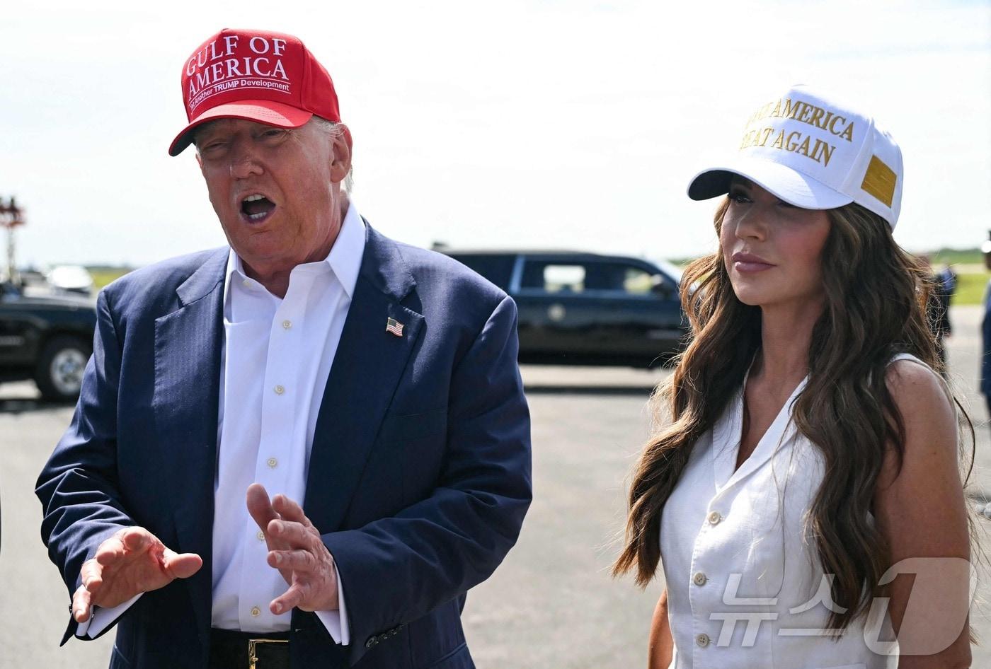 도널드 트럼프 미국 대통령과 크리스티 놈 국토안보부 장관이 지난달 1일&#40;현지시간&#41; 플로리다주 오초피에 있는 공항에 도착한 후 기자들과 질의응답 시간을 갖고 있다. 2024.7.1 ⓒ AFP=뉴스1 ⓒ News1 김경민 기자