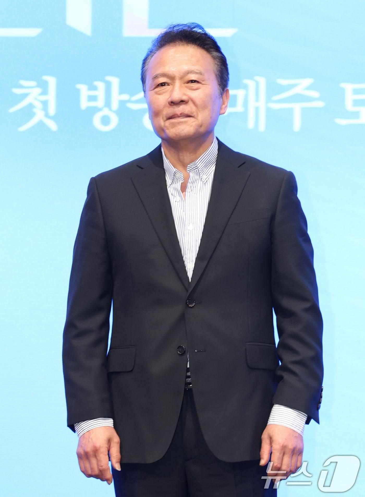 본문 이미지 - 배우 천호진이 6일 서울 구로구 더세인트에서 열린 KBS 2TV 새 주말드라마 '화려한 날들'(극본 소현경/ 연출 김형석) 제작발표회에 참석해 포즈를 취하고 있다. ‘화려한 날들’은 지금이든, 과거에서든, 앞으로든, 각기 다른 의미로 만나게 되는 화려한 날들에 대한 세대 공감 가족 멜로 이야기다. 2025.8.6/뉴스1 ⓒ News1 권현진 기자