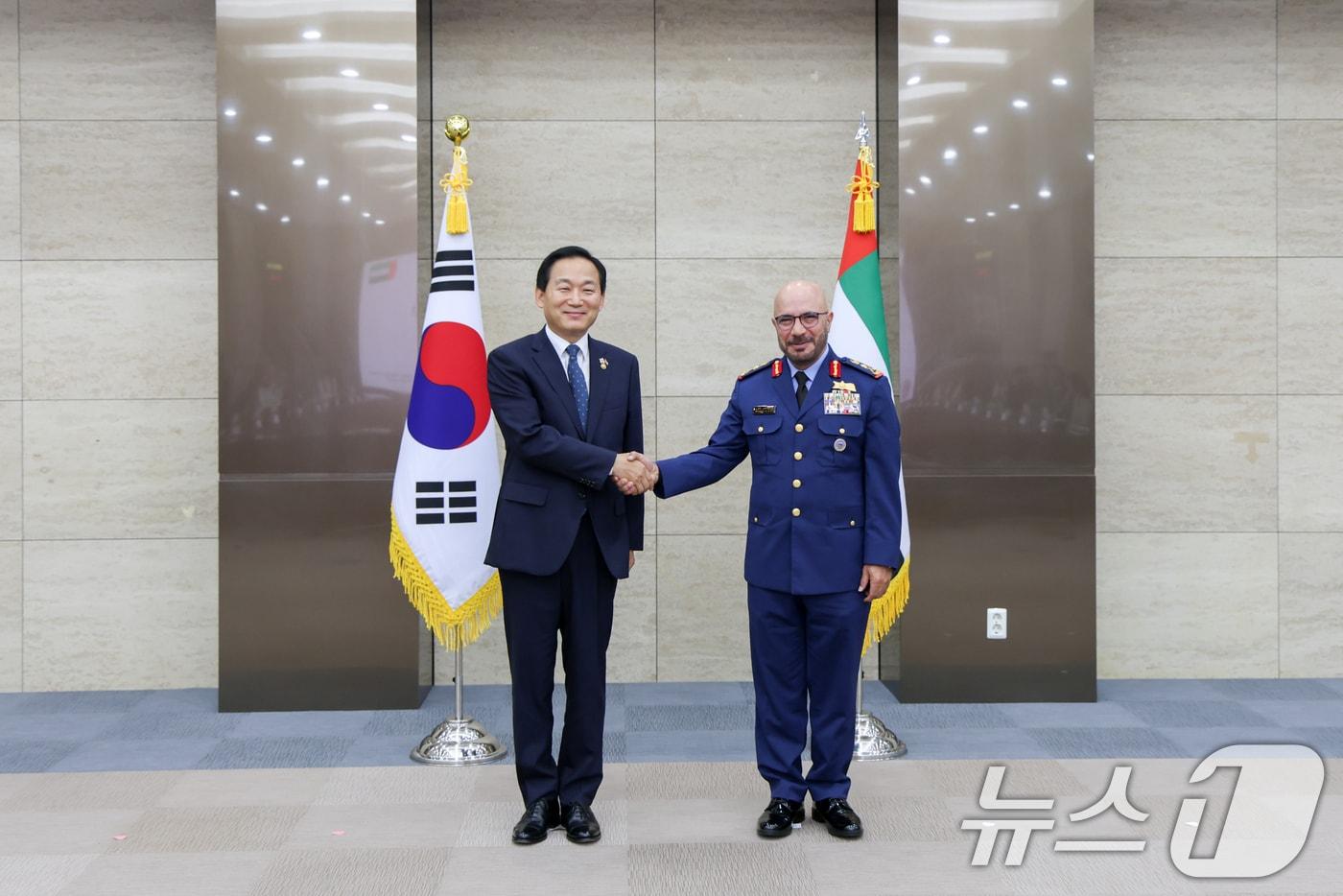 이두희 국방부 차관이 6일 서울 용산구 국방부에서 열린 제13차 한-UAE 차관급 운영위원회 회의에서 이브라힘 나세르 모하메드 알 알라위 아랍에미리트연합국 국방차관과 악수를 나누고 있다. &#40;국방부 제공. 재판매 및 DB 금지&#41; 2025.8.6/뉴스1