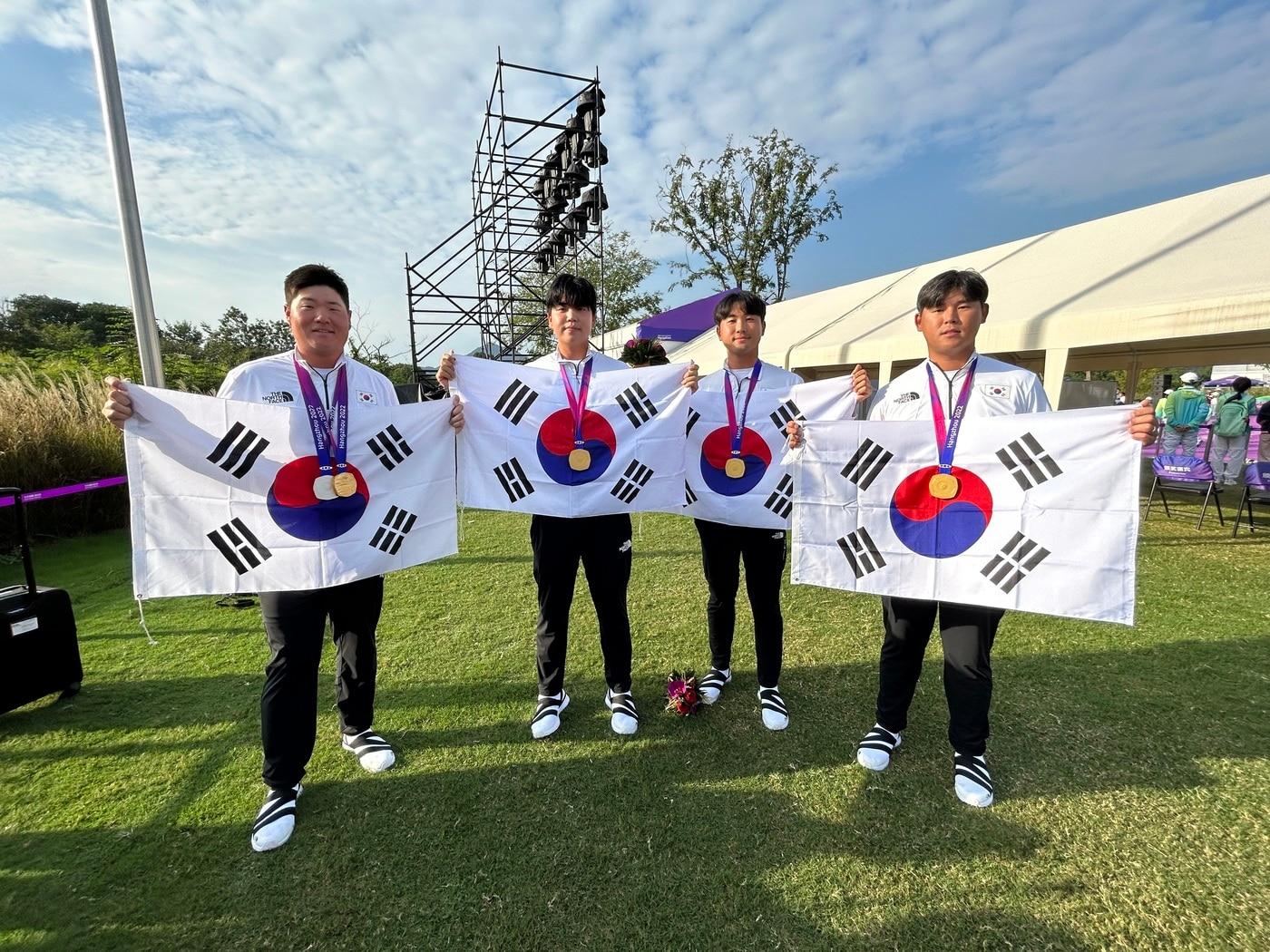 본문 이미지 - 2022 항저우 아시안게임 남자 골프 단체전 금메달을 획득했던 임성재, 장유빈, 조우영, 김시우(왼쪽부터). (대한골프협회 제공)