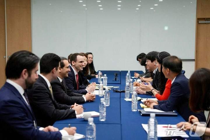 본문 이미지 - 하정우 대통령실 AI미래기획수석이 마이클 크라치오스 미국 백악관 과학기술정책실(OSTP) 실장과 만나 대화를 하고 있다. (하정우 수석 SNS 갈무리)