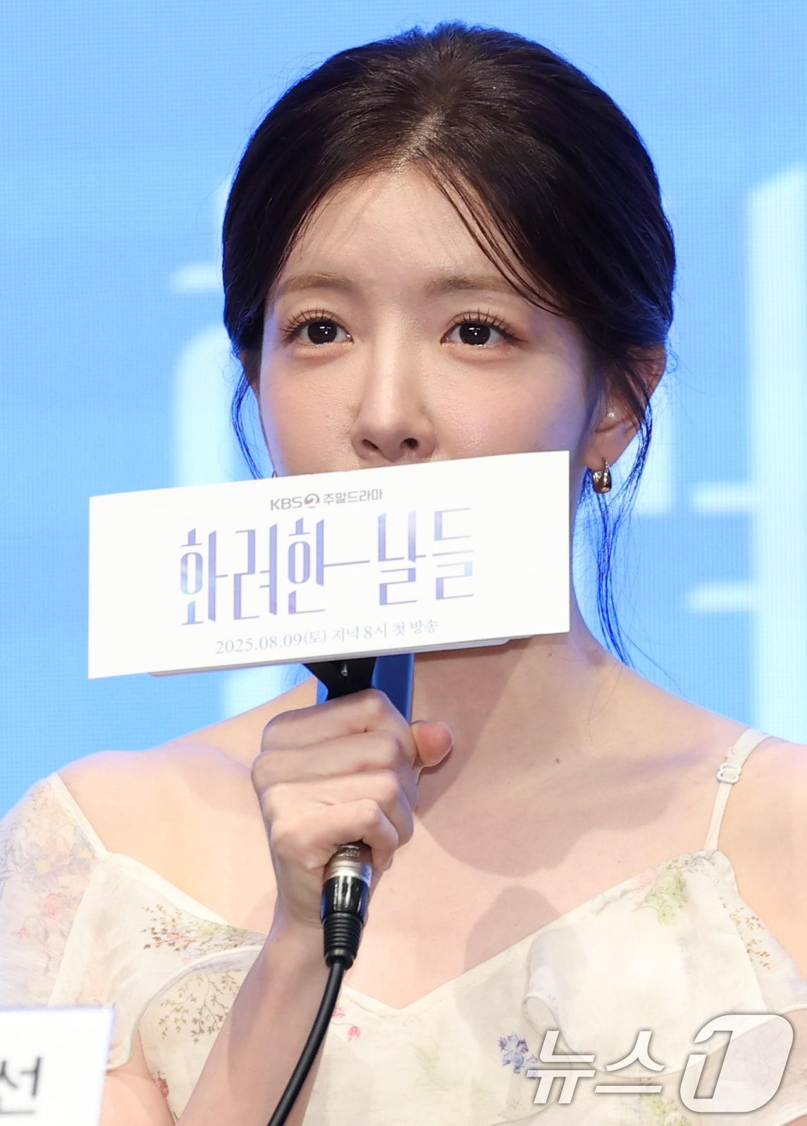 본문 이미지 - 배우 정인선이 6일 서울 구로구 더세인트에서 열린 KBS 2TV 새 주말드라마 '화려한 날들'(극본 소현경/ 연출 김형석) 제작발표회에 참석해 인사말을 하고 있다. ‘화려한 날들’은 지금이든, 과거에서든, 앞으로든, 각기 다른 의미로 만나게 되는 화려한 날들에 대한 세대 공감 가족 멜로 이야기다. 2025.8.6/뉴스1 ⓒ News1 권현진 기자