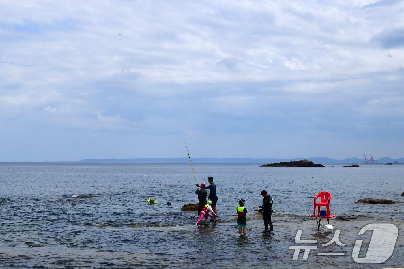 경북 포항시 북구 흥해읍 오도리 해안에서 피서객들이 낚시와 물놀이를 하며 더위를 식히는 모습. (자료사진) 2025.8.6/뉴스1 ⓒ News1 최창호 기자